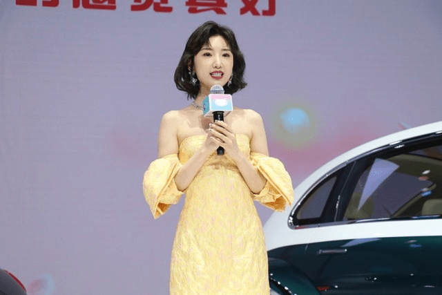 设计 毛晓彤娇嫩感十足,超小码身材似小姑娘,穿泡泡袖也不显胖