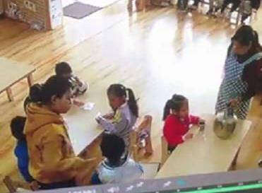 闵行区|无法忍受！上海2名幼师“抽耳光灌水”涉嫌殴打孩子：已被拘留！