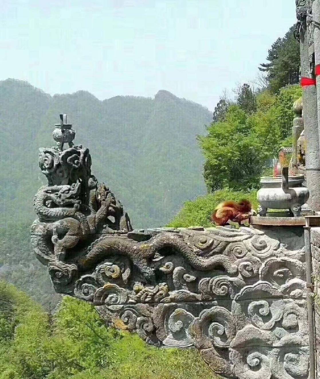龙头香被安放在南岩上面,这个选址有着很大的讲究,从