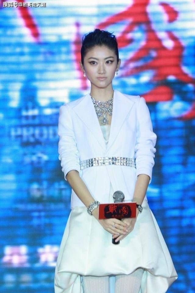 形象 金喜善与景甜各显魅力，一个穿黑丝优雅高贵，一个穿白丝清新活泼