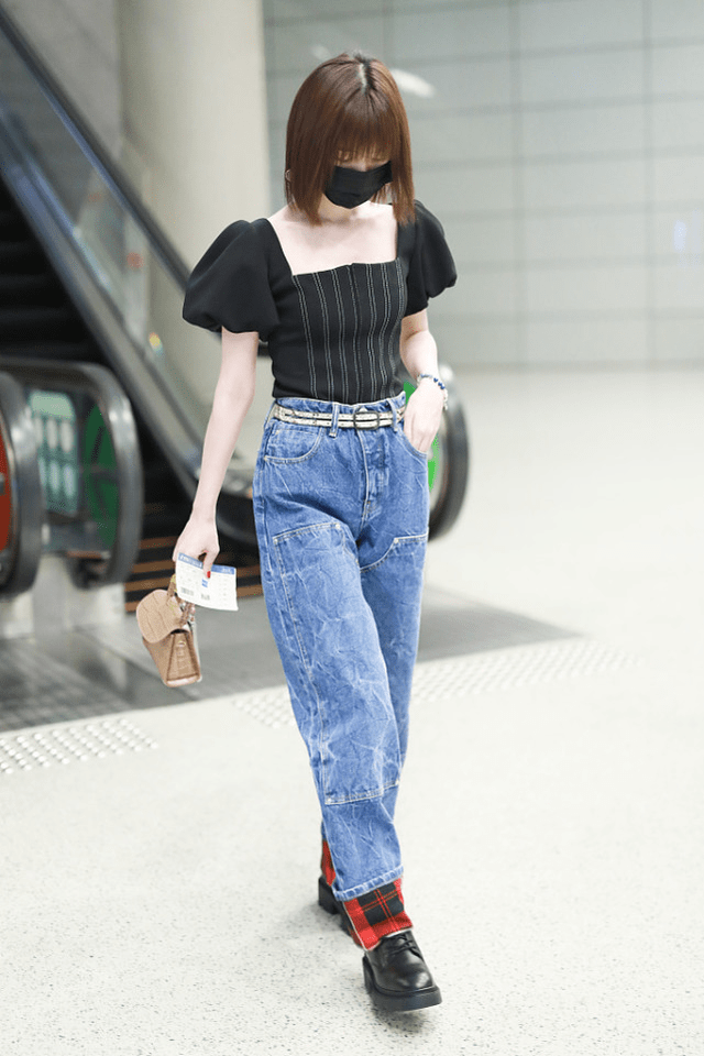 设计 毛晓彤娇嫩感十足，超小码身材似小姑娘，穿泡泡袖也不显胖