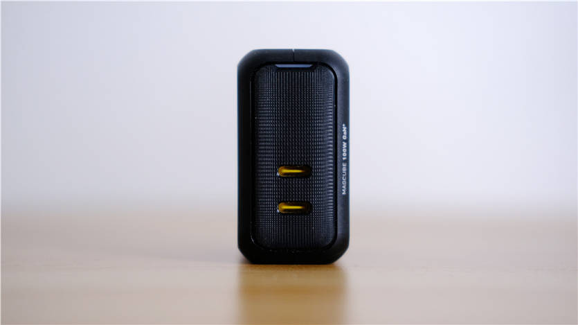 设计|给背包“减负”：Aohi Magcube 100W氮化镓充电器一个顶俩！