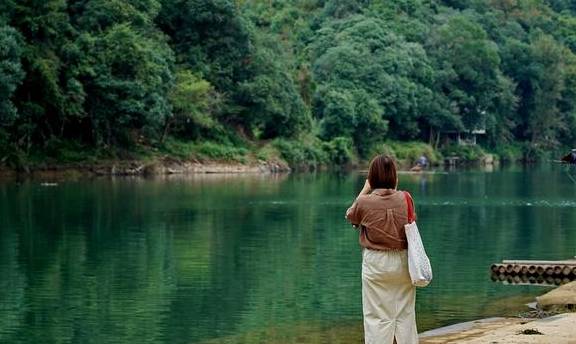 游江西婺源：一个叫樟村的地方，一条清澈的溪水，一部追过的电影