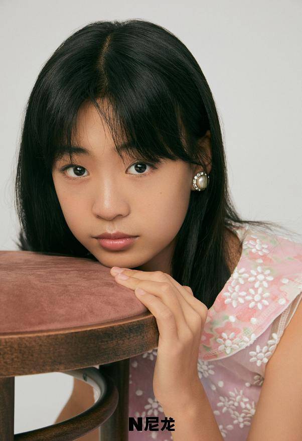 佟大为 佟大为女儿真长大了,拍写真露肩爸妈也不管,身材高挑不输关悦