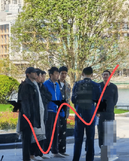 邓伦|继龚俊之后，李现也录制《极限挑战》，邓伦多次和顶流同框压力大