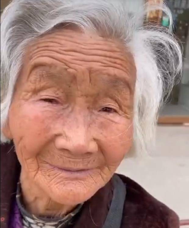 只见满头白发的老人在路边摆摊,卖一些自己种的蒜苔,眼看手脚都不麻利