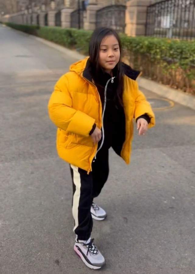 9岁甜馨前去打疫苗,接种前害怕攥紧妈妈的手,打完随即展露笑容_李小璐