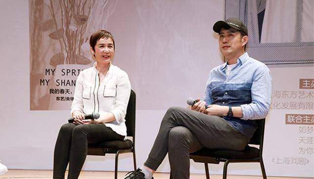 条纹 知性的女人穿衣时尽量选衬衫,看蒋雯丽的造型,优雅又高级