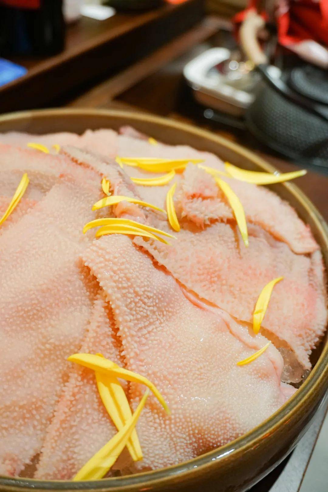 粉红色的血毛肚是毛肚中的钻石级,产量稀少,100头牛里才可能出现粉红