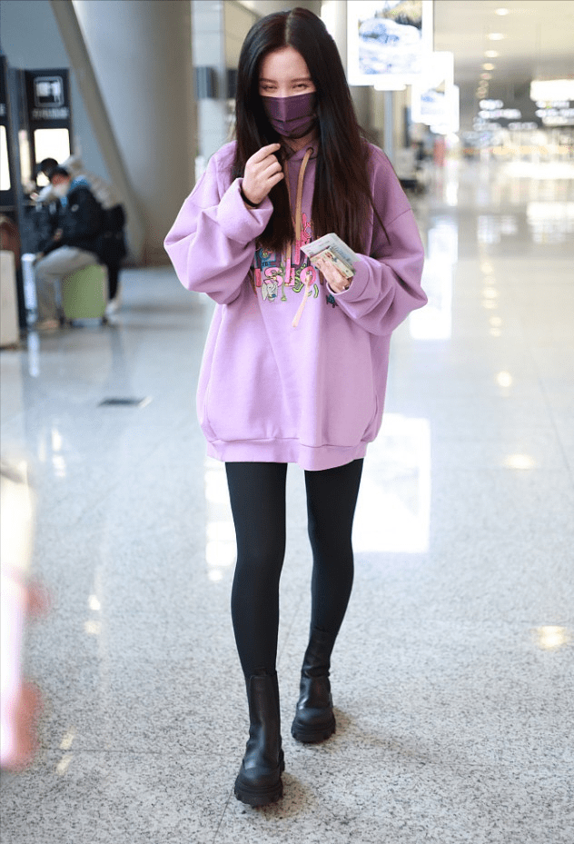 香芋 马伊琍张萌都爱香芋紫卫衣，和搭配却不一样，70与80的差别挺明显