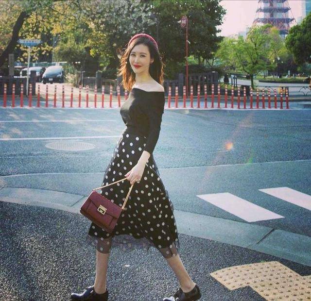 黑色 田朴珺身材有料又敢穿！一袭深V连衣裙性感高调，霸气十足