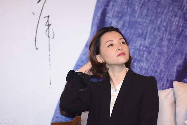黑色 颜值高就是任性,董卿穿睡衣风衬衫配阔腿裤,更具优雅女人味