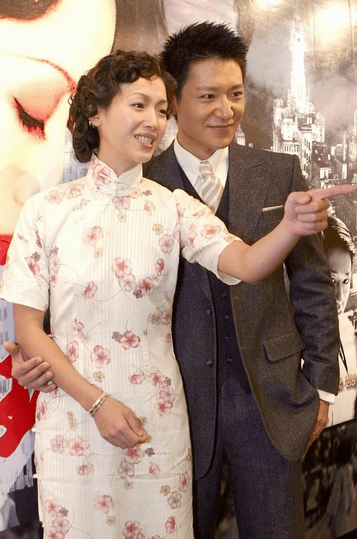 效果 吴倩莲明明半百的年纪，可穿印花旗袍却一点不老气，太有韵味了