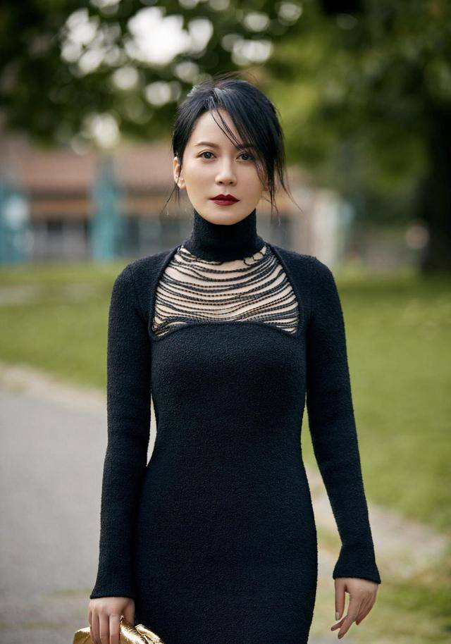 设计 俞飞鸿真的太美！长款牛仔外套配白衬衫简约大气，看不出已经49岁