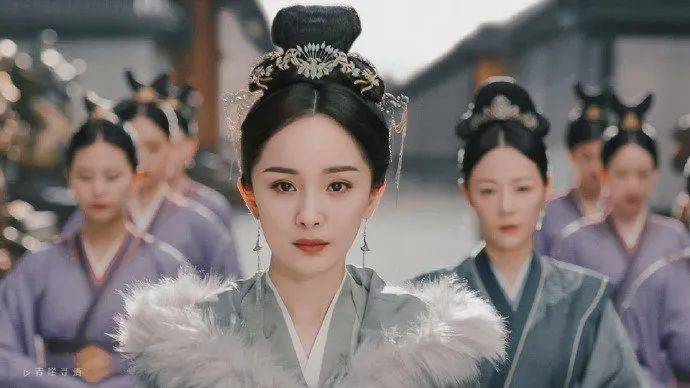 二八定律 杨幂穿着深V礼服裙大秀香肩！雪肤玉貌太性感美艳