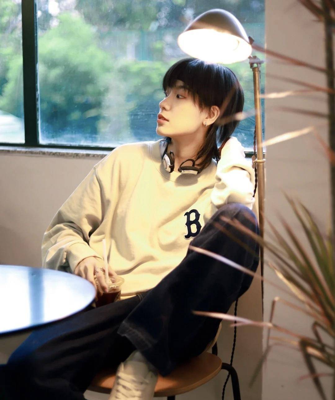 如何挑选卫衣版型 1a9ed2ebb29345f1bb398379b52bc02a.jpeg