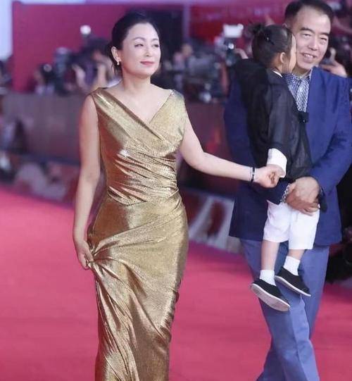 黑色 陈凯歌陈红合体走机场,老公手搭肩老婆秀恩爱,陈红穿卫衣好减龄