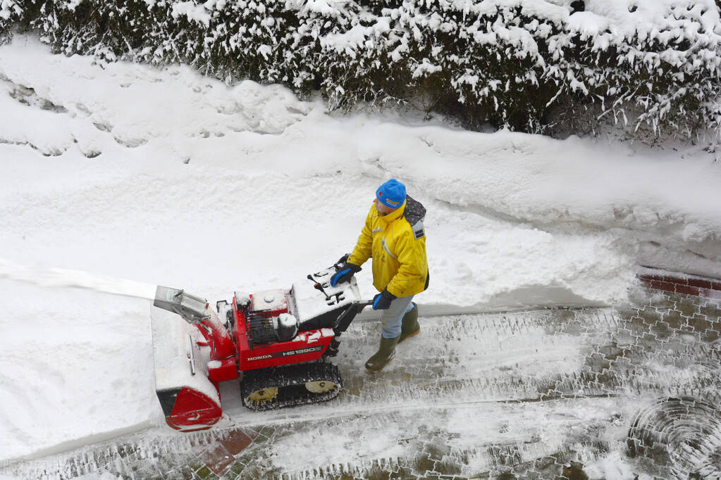 冬天手推式掃雪機打不著火了怎麼辦?_搜狐汽車_搜狐網