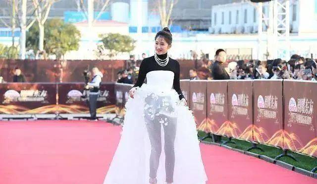 情侣 关晓彤“穷叉叉”火了，但她的影楼裙却美出新高度