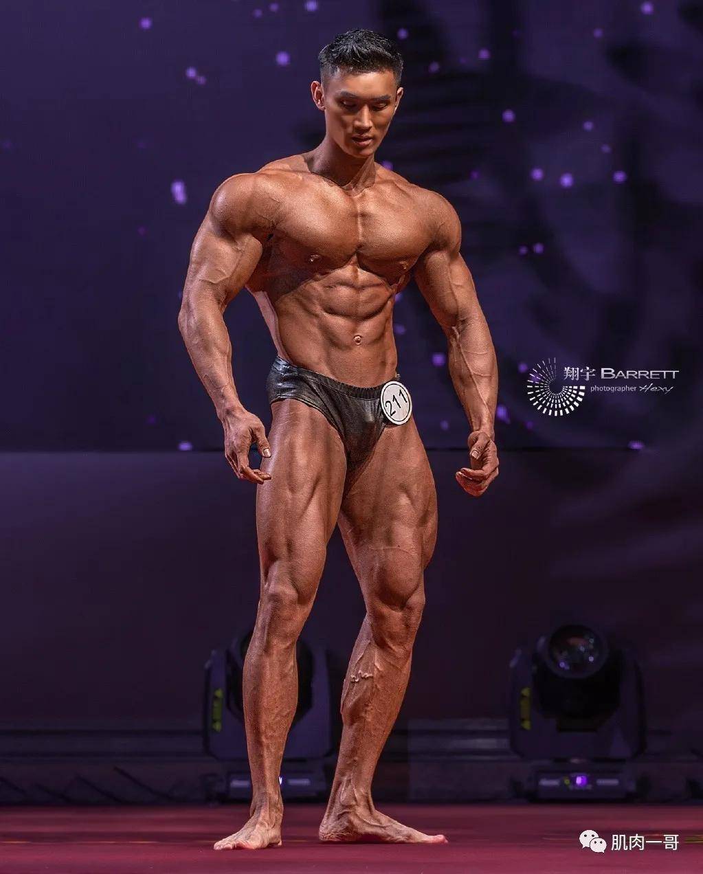 健身|180cm健体冠军拍肌肉写真走红，这肉体太撩了