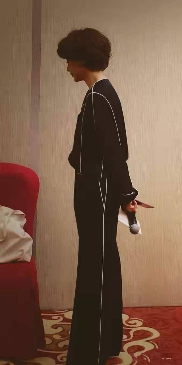 黑色 颜值高就是任性，董卿穿睡衣风衬衫配阔腿裤，更具优雅女人味