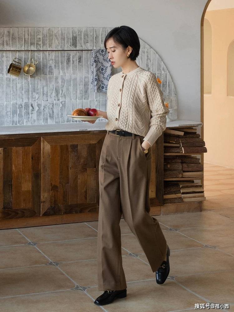 黑色 “直筒裤”不愧是裤子中的时髦精,搭配毛衣、羽绒服,保暖又高级