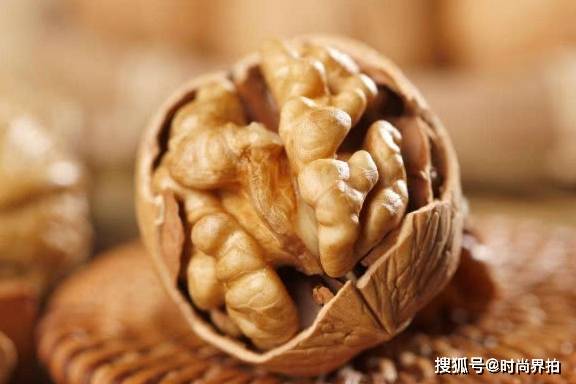 核桃|女人怀孕，4样零食要舍得吃，促进孩子脑部发育，生个高智商娃