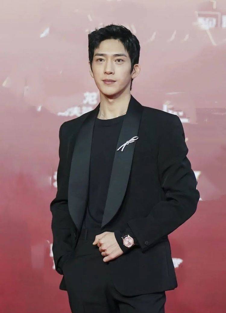 阿云嘎 北影节红毯:巩俐长裙高开叉,关晓彤秀长腿,马伊琍短发温柔