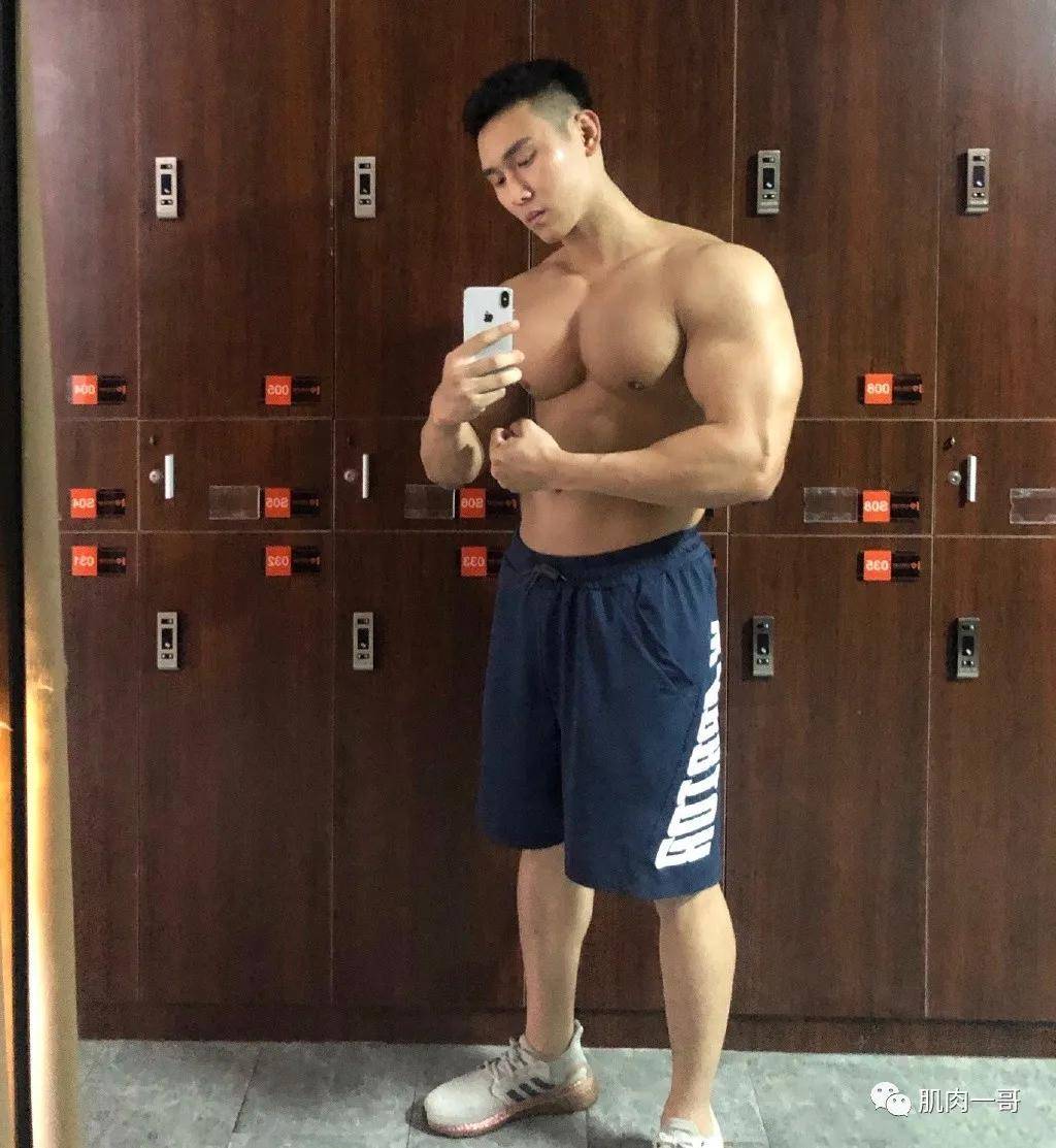 健身|180cm健体冠军拍肌肉写真走红，这肉体太撩了