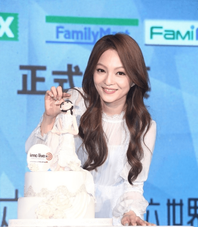 小白 真是别人的39岁！张韶涵穿白裙像“仙子”，脸上无瑕疵身材也超棒