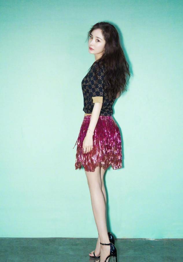 设计 杨幂最新广告造型曝光,穿黑色深V礼服配盘发,展现成熟女人魅力