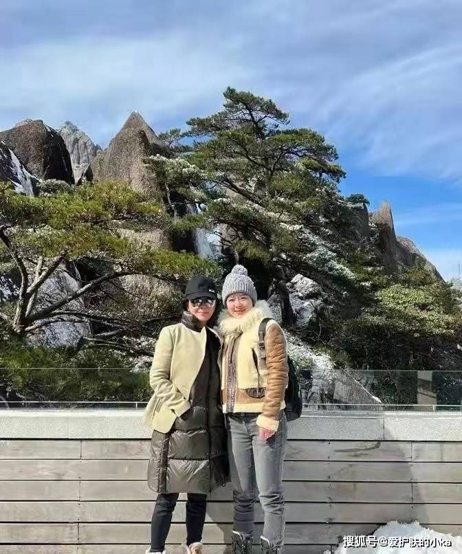 显高 刘嘉玲果然是人到中年,羽绒服外面还要加个棉服,保暖够实在的