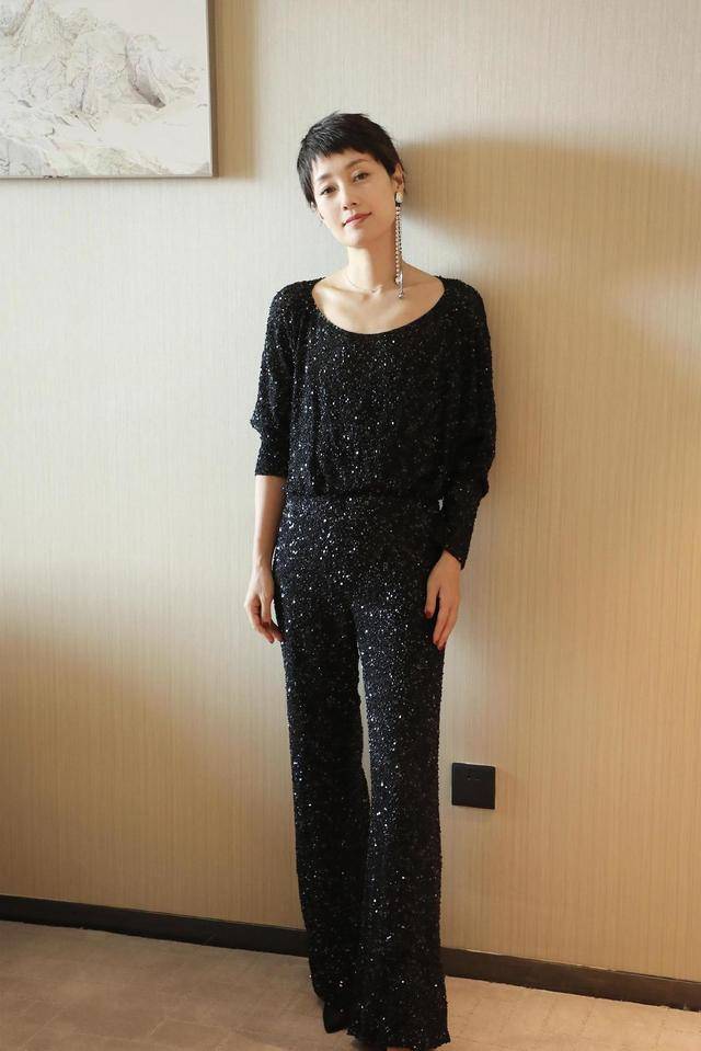 马伊琍 马伊琍一改往日知性形象,涂鸦皮衣现身机场,又酷又美简直A爆了