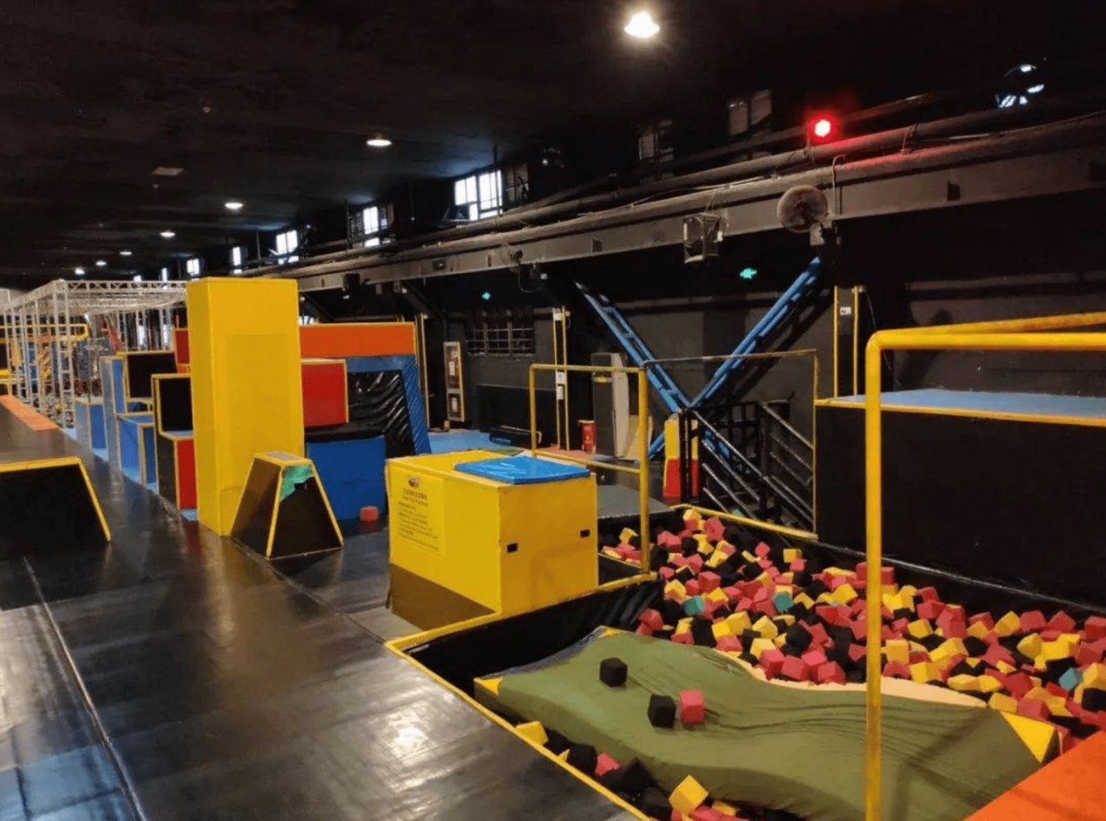 成都冬日解压胜地:不吹冷风,汗流浃背,就在市内!_运动_蹦床_极限