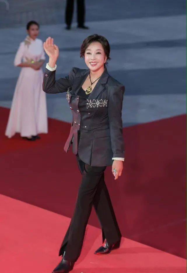 阿云嘎 北影节红毯:巩俐长裙高开叉,关晓彤秀长腿,马伊琍短发温柔