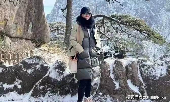 显高 刘嘉玲果然是人到中年,羽绒服外面还要加个棉服,保暖够实在的