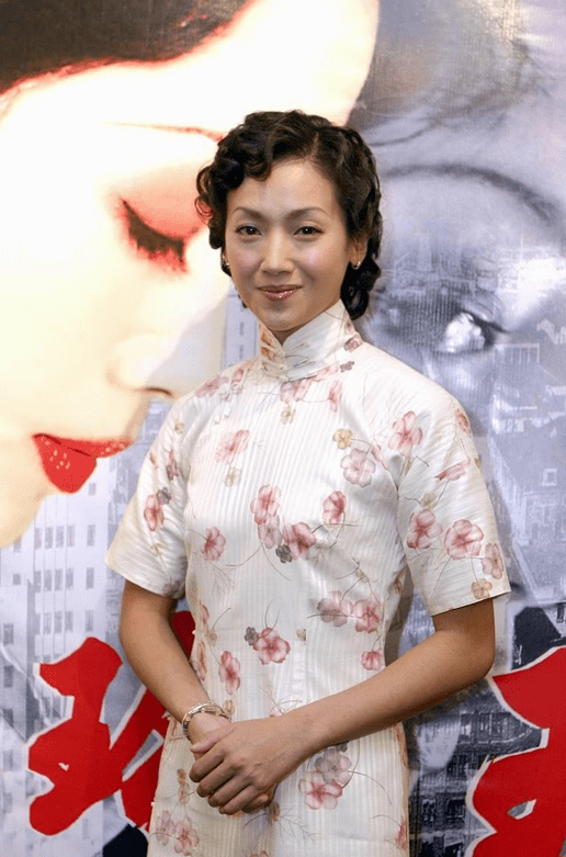 效果 吴倩莲明明半百的年纪，可穿印花旗袍却一点不老气，太有韵味了