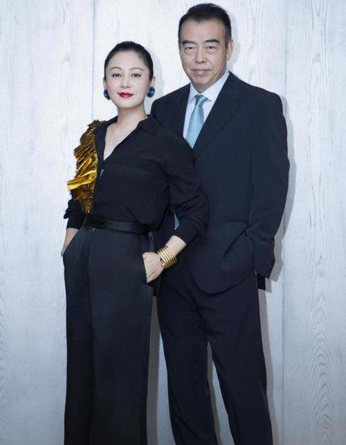 黑色 陈凯歌陈红合体走机场,老公手搭肩老婆秀恩爱,陈红穿卫衣好减龄