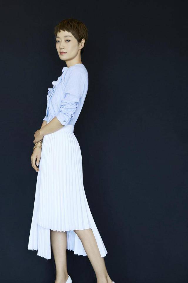 马伊琍 马伊琍一改往日知性形象,涂鸦皮衣现身机场,又酷又美简直A爆了