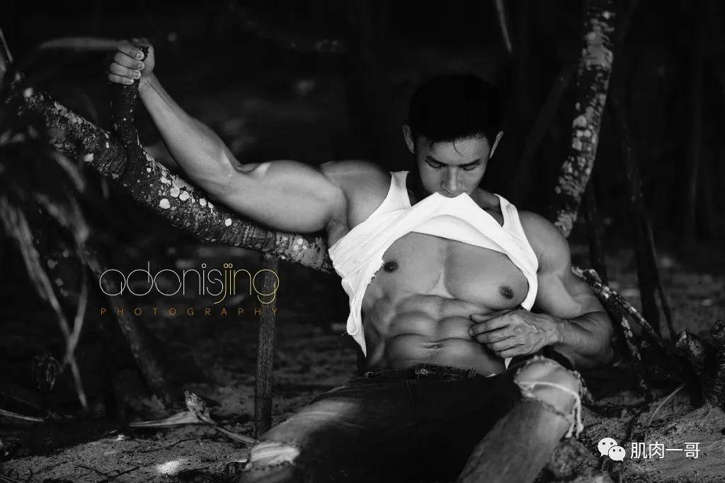 健身|180cm健体冠军拍肌肉写真走红，这肉体太撩了