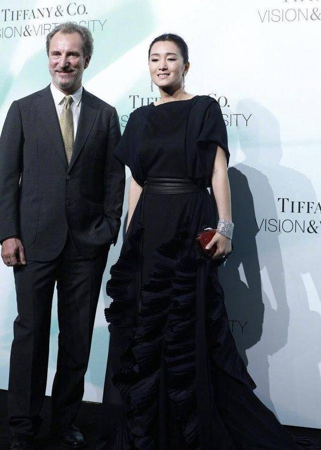 黑色 巩俐的霸气感不是吹的,随便穿个黑色上衣+长裤,难掩高贵气场