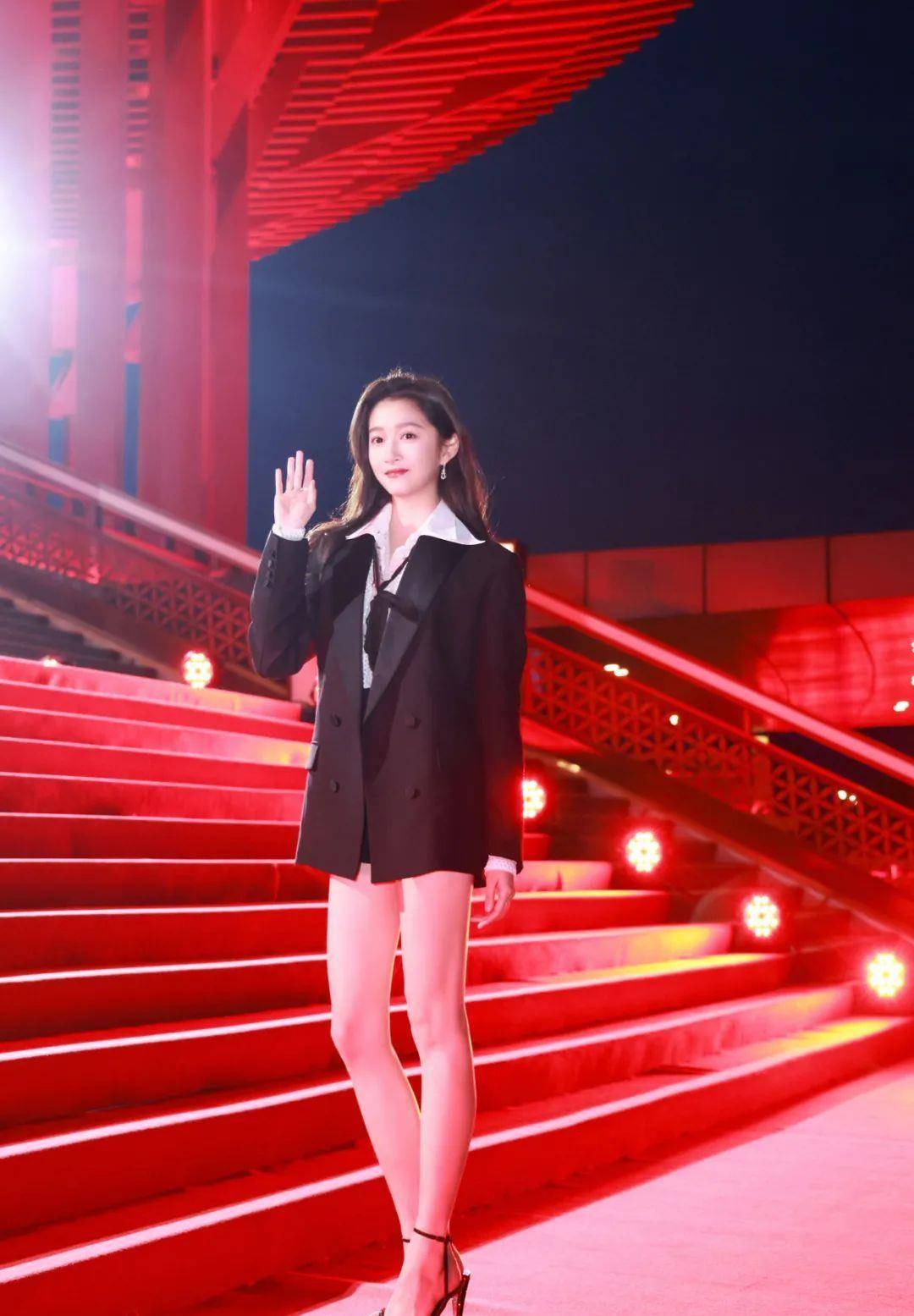情侣 关晓彤“穷叉叉”火了，但她的影楼裙却美出新高度