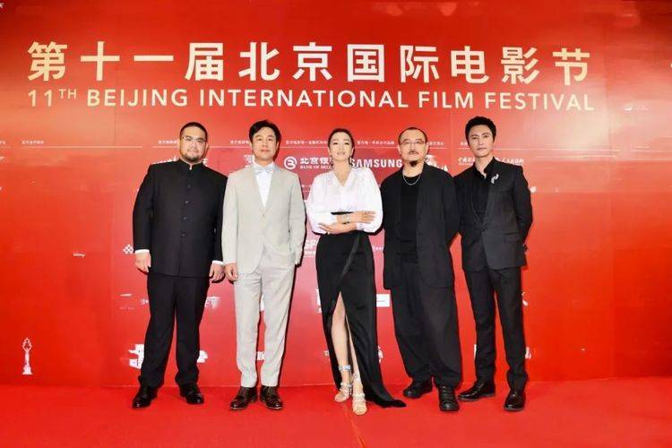 阿云嘎 北影节红毯:巩俐长裙高开叉,关晓彤秀长腿,马伊琍短发温柔