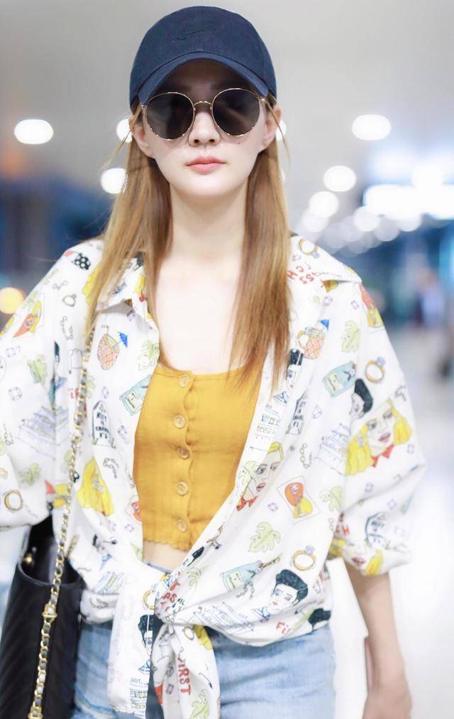 身材 徐璐身材真有料，身穿衬衫配牛仔短裤，身材纤细高挑，少女感爆棚