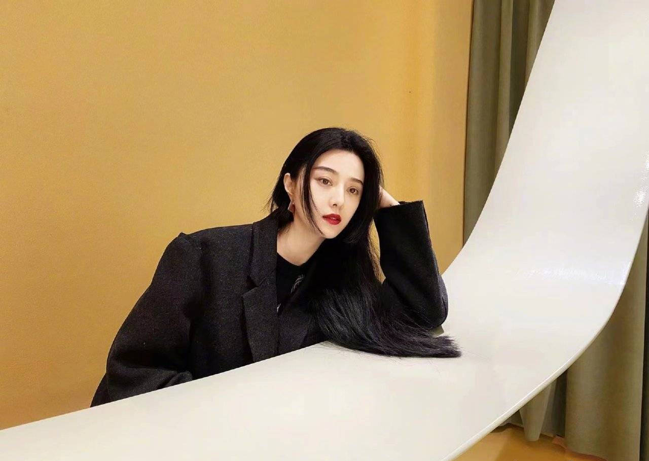 范冰冰晒温柔生活照 红唇配西装慵懒感满分