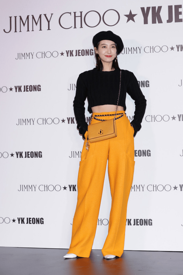 黑色 宋茜为了显高也真挺拼的,穿露胃毛衣配高腰裤,既显高还显比例