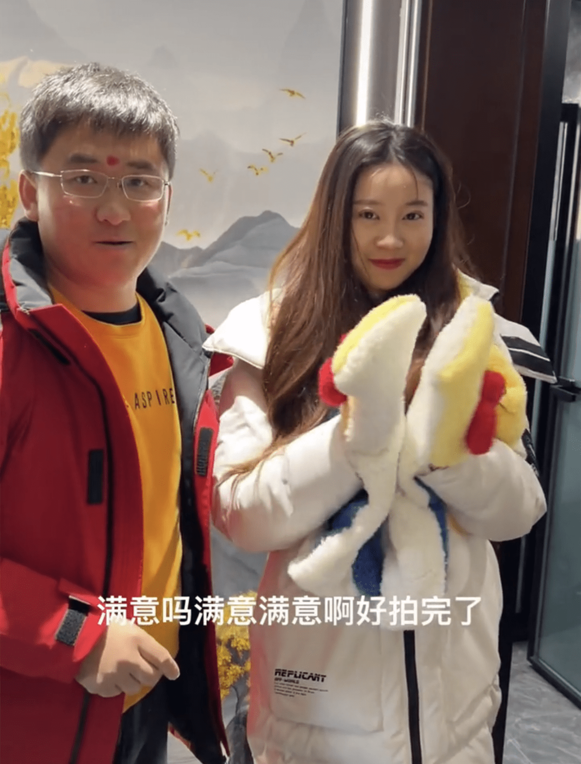 网红姜涛携小15岁女友看婚房,徒弟曝价格上亿,却遭网友质疑嘲笑