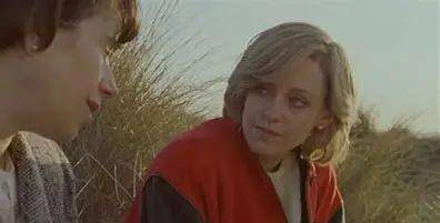 漂亮|《斯宾塞》上映,人间扳手克里斯汀身材诱惑,“维纳斯的酒窝”也太醉人了