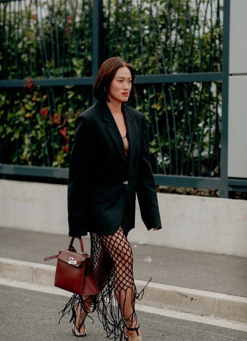 设计 时尚真是个轮回，“渔网装”的风潮又吹回来了，穿对了时髦又高级