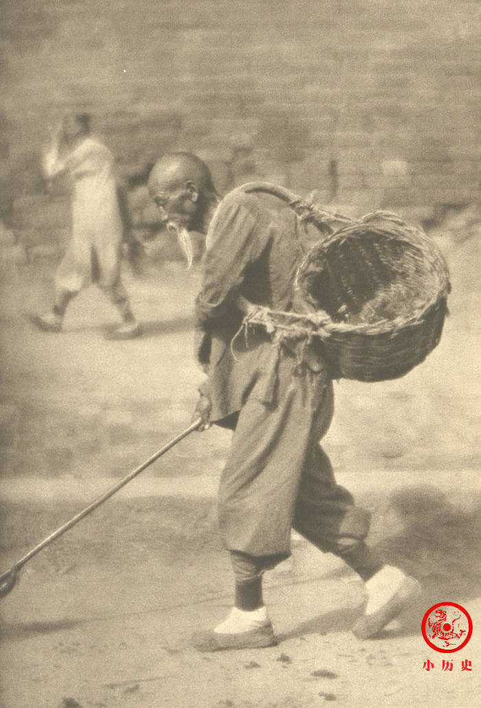 老北京照片:男人抗拒剪辫子,老太太买糖葫芦,"骆驼祥子"趴活